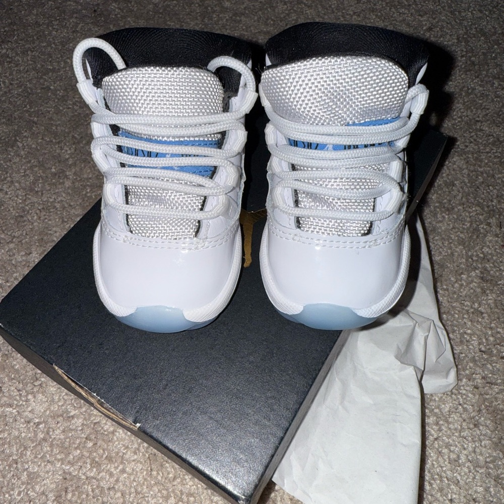 Jordan Toddler White and Blue Sneakers Retro 11